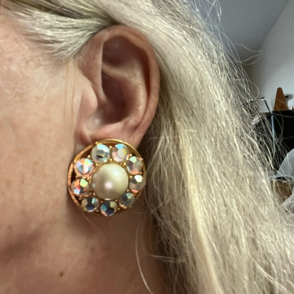 Carolee Pearl and Aurora Borealus Crystal Elegant Gold Clip On Earrings - Picture 10 of 12